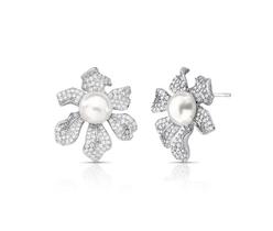 Brinco de Flor Curvo com Pérola Shell e Cravejado Banhado a Ródio Branco - 3,4 cm x 3 cm