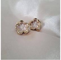 Brinco de flor dourado semijoias Brinco de flor dourado semijoias