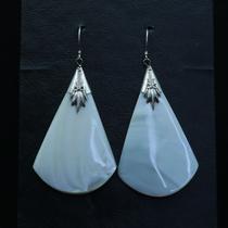 Brinco de prata leque madreperola indiano