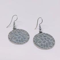 Brinco de zamac redondo com relevos em retângulos Brinco de zamac redondo com relevos em retângulos