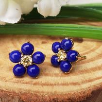 Brinco dourado flor em resina na cor lápis-lazúli com zircônia amarela. Brinco dourado flor em resina na cor lápis-lazúli com zircônia amarela.