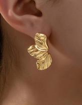 Brinco dourado grande meia lua cravejado organico folha moda