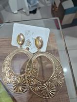 Brinco dourado, redondo ,feminino