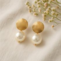 Brinco Duo Clássico Pérola e Metal Texturizado