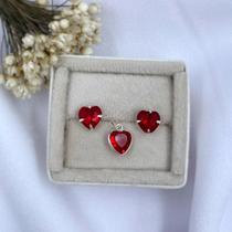 Brinco e pingente feminino de prata em formato coração na cor vermelha