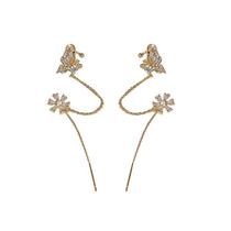 Brinco Ear Clip Borboleta com Corrente e Ponto de Luz Floral Brinco Ear Clip Borboleta com Corrente e Ponto de Luz Floral