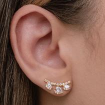 Brinco Ear Cuff com a base cravejada e 3 pedras de zircônia na cor cristal Banhado em ouro 18k