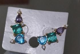 Brinco Ear cuff de pedras coloridas de formatos diferentes e micro zirconias.