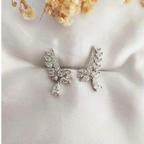 Brinco Ear Cuff Gotas Folheado a Prata 50 Modernidade e Sofisticação Brinco Ear Cuff Gotas Folheado a Prata 50 Modernidade e Sofisticação