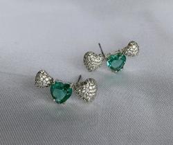Brinco ear cuff verde 3 corações