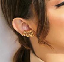 Brinco ear hook detalhado Brinco ear hook detalhado