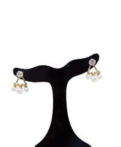 Brinco Ear hook folheado a ouro com 3 pérolas e 1 ponto de zircônia Brinco Ear hook folheado a ouro com 3 pérolas e 1 ponto de zircônia