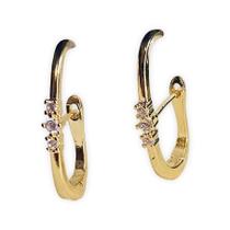 Brinco Earhook Dourado com Pedras Brancas Folheado 18K Brinco Earhook Dourado com Pedras Brancas Folheado 18K