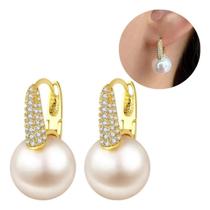 Brinco Elegante de Metal Dourado com Pérola e Zircônia Brilhante
