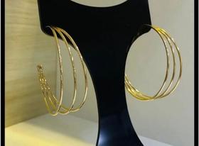 Brinco em bijoteria dourado estilo argola