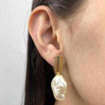 Brinco em Pérola Água Doce com Base Retangular em Metal Banhado