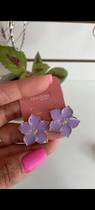 Brinco Esmaltado M Flor Roxa