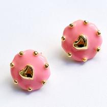 Brinco esmaltado pink com banho de ouro.