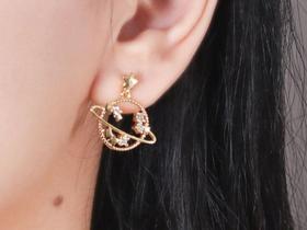 Brinco estrela e lua em Saturno banhado a ouro