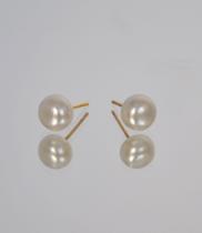 Brinco feminino com banho de ouro 18k e Perola shell