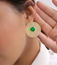 Brinco feminino com detalhe em pedra verde