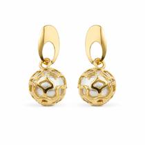 Brinco Feminino Dourado Pendente com Esfera Perolada e Detalhes Vazados Brinco Feminino Dourado Pendente com Esfera Perolada e Detalhes Vazados