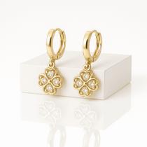 Brinco Feminino Trevo 4 Folhas Cravejado Zircônias Semijoia Banho Ouro 18k Argola Delicada Elegante Clássico Hipoalergênico Presente Brinco Feminino Trevo 4 Folhas Cravejado Zircônias Semijoia Banho Ouro 18k Argola Delicada Elegante Clássico Hipoalergênico Presente