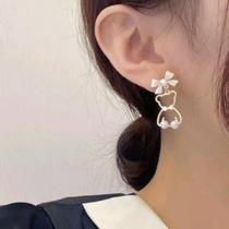 Brinco Feminino Urso Pérola E Lacinho Branco Folheado A Ouro 18K Antialérgico - SHPRI046