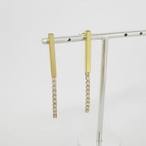 Brinco fixo com tubo quadrado de 2,5cm e filete de zirconia 2mm cristal BANHADO Brinco fixo com tubo quadrado de 2,5cm e filete de zirconia 2mm cristal BANHADO