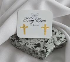 Brinco fixo crucifixo texturizado