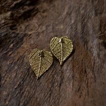 Brinco fixo minurinha bicuda - Banhado em ouro 18 k -
