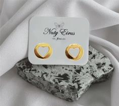 Brinco fixo redondo com coração vazado