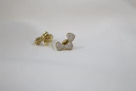 Brinco Fixo Três Corações Cravejados