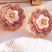 Brinco flor com microzirconias lilás e rosa e madrepérola ana walcacer semijoias.