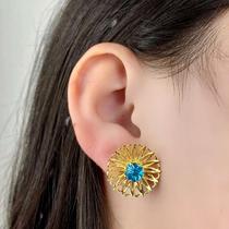 Brinco Flor Com Pedra De Zircônia Azul Clara No Meio Banhado a Ouro 18k Brinco Flor Com Pedra De Zircônia Azul Clara No Meio Banhado a Ouro 18k
