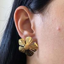 Brinco Flor Detalhadas Grande Banhado a Ouro 18k