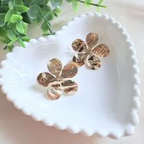 Brinco Flor Médio em Formato Orgânico Folheado a Ouro 18K