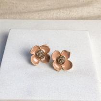 Brinco Flor Pétalas Esmaltada Miolo em Strass Cor:Nude