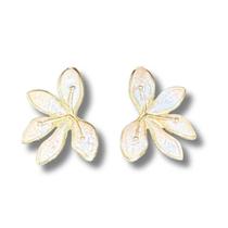 Brinco Flor Resinada Marfim Banhado em Ouro 18k