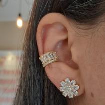Brinco flor semijoia com pedras de zirconia.