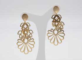 Brinco Flor Vazada Sobreposta Banhado em Ouro 18K