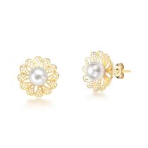 Brinco Folheado a Ouro 18k com Pérola Elegância e Delicadeza Brinco Folheado a Ouro 18k com Pérola Elegância e Delicadeza