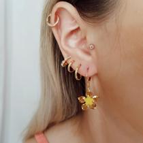 Brinco Folheado a ouro modelo flor esmaltada