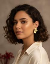 Brinco Folheado Meia Flor Dourado Bijuteria Delicada Brinco Folheado Meia Flor Dourado Bijuteria Delicada