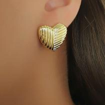 Brinco Formas Coração Abaulado com Detalhes Banhado a Ouro