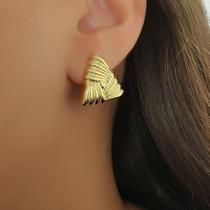 Brinco Formas Triângulo com Detalhes Banhado a Ouro Brinco Formas Triângulo com Detalhes Banhado a Ouro