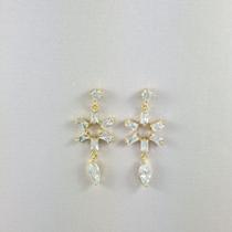 Brinco formato de gota e com flor de zircônias - ouro