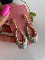 Brinco G foleado pedra mesclada Brinco G foleado pedra mesclada