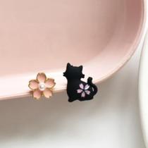 Brinco gato preto branco flor pequeno inox segundo furo feminino delicado presente