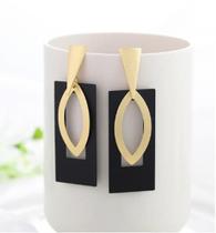 Brinco Geométrico Formato Olho Dourado Retângulo Preto Q3696 Brinco Geométrico Formato Olho Dourado Retângulo Preto Q3696